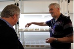 V insektáriu V insektáriu Ředitel Entomologického ústavu František Marec ukazuje místopředsedovi AV ČR Zdeňku Havlasovi unikátní chov hmyzího škůdce obaleče jablečného.