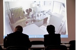 Mikrobiologická laboratoř BSL-3 Mikrobiologická laboratoř BSL-3 Do laboratoře se zabezpečením BSL-3, kde se zkoumají silně patogenní viry, se hosté podívali pouze přes obrazovku.