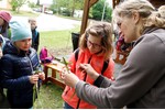 Drobnůstky z trávy a přírodnin Drobnůstky z trávy a přírodnin Páteční tvořivá dílna nabídla dětem panenky z trávy, ti zručnější mohli zkusit jednoduchý proplétaný podšálek.