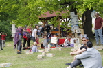 Relaxační koutek Relaxační koutek Příjemný stín velkého dubu se postaral o relaxační koutek nejen pro děti.