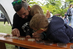 Jaká je půda? Jaká je půda? Vzorky půd a dalších materiálů poznávali návštěvníci hmatem, někteří i čichem.