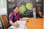 Zápis do pamětní knihy Zápis do pamětní knihy Indická velvyslankyně Narinder Chauhan se zapisuje do pamětní knihy Biologického centra.