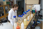 Student Jiří Houska při práci v laboratoři Student Jiří Houska při práci v laboratoři Student Jiří Houska při práci v laboratoři