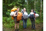 Jihoamerická expedice v Kordillerách Yvonne Tiede (vlevo) se svým jihoamerickým týmem při výstupu do horského lesa. Většinu zavazadel představují lahvičky s potravou určené pro mravence. Foto: Archiv Yvonne Tiede.